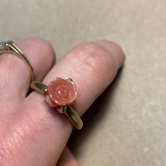 Vintage carved resin faux coral adjustable ring - Picture 4 of 12